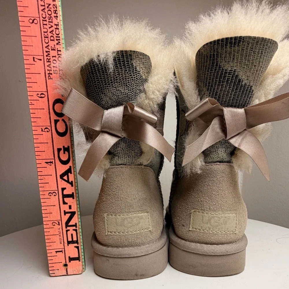 UGG Bailey Bow II Lizard Print Sheepskin Boots Sz 7 EU38 Beige 1005534